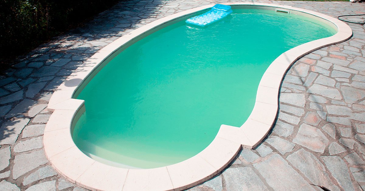 Mi piscina tiene el agua verde, marrón o blanca ¿Cómo lo soluciono?